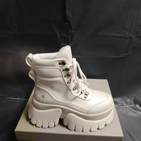 BOXED PAIR OF KOI GOOEY WHITE PLATFORM BOOTS – UK SIZE 3 