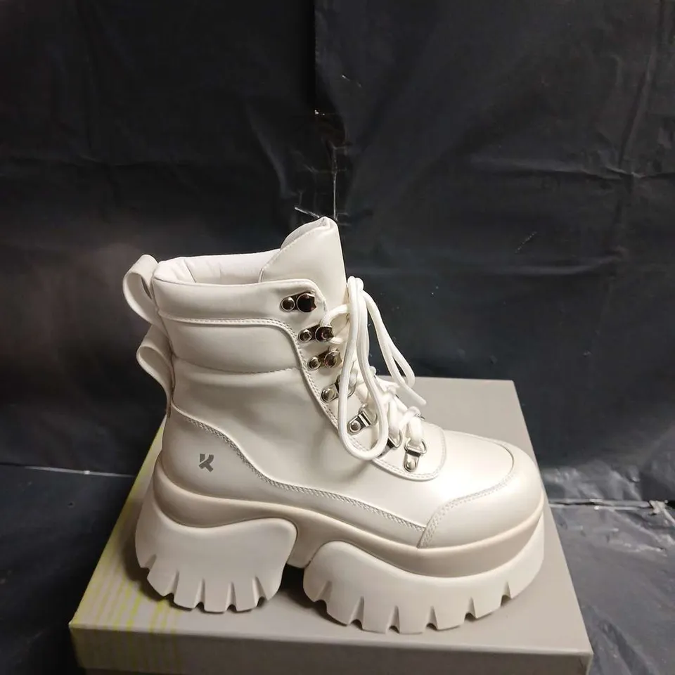 BOXED PAIR OF KOI GOOEY WHITE PLATFORM BOOTS – UK SIZE 3 