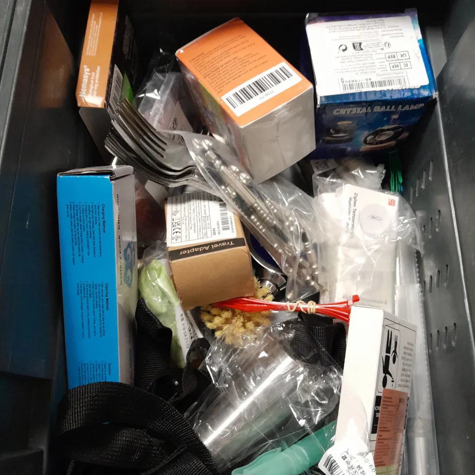 APPROXIMATELY 10 HOUSEHOLD ITEMS TO INCLUDE POOL CLEANING TABLETS, SPACEGOODS SCOOP, TUPPERWARE, ETC