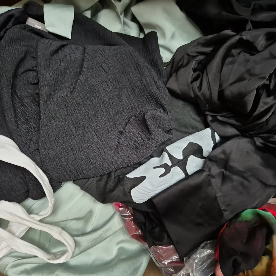 BOX OF APPROXIMATELY 20 ASSORTED CLOTHING AND FASHION ITEMS IN VARIOUS STYLES, SIZES, AND COLOURS - COLLECTION ONLY