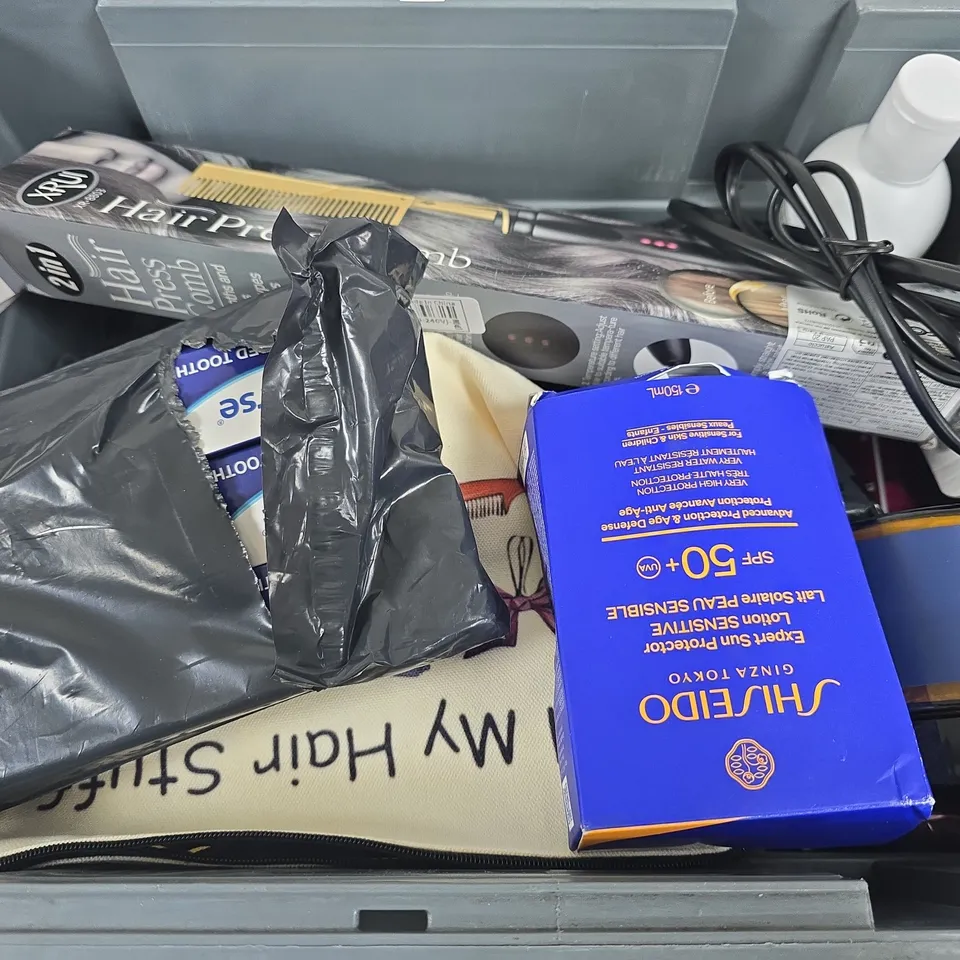 APPROXIMATELY 15 ASSORTED HEALTH & BEAUTY PRODUCTS TO INCLUDE OLAY EYES, HAIR PRESS COMB, SHISEIDO SUN PROTECTOR, ETC - COLLECTION ONLY