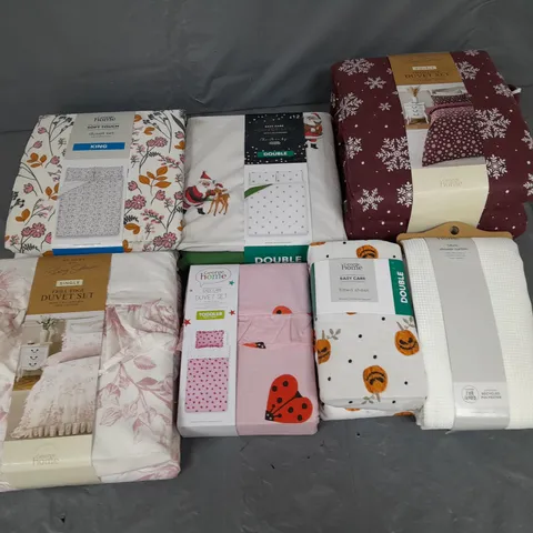 APPROXIMATELY 8 ASSORTED HOUSEHOLD ITEMS TO INCLUDE VARIOUS BEDDING IN VARIOUS SIZES AND STYLES