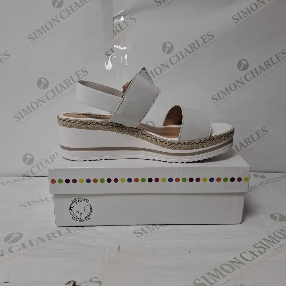 BOXED PAIR OF ADESSO WEDGE SANDALS IN WHITE SIZE 8