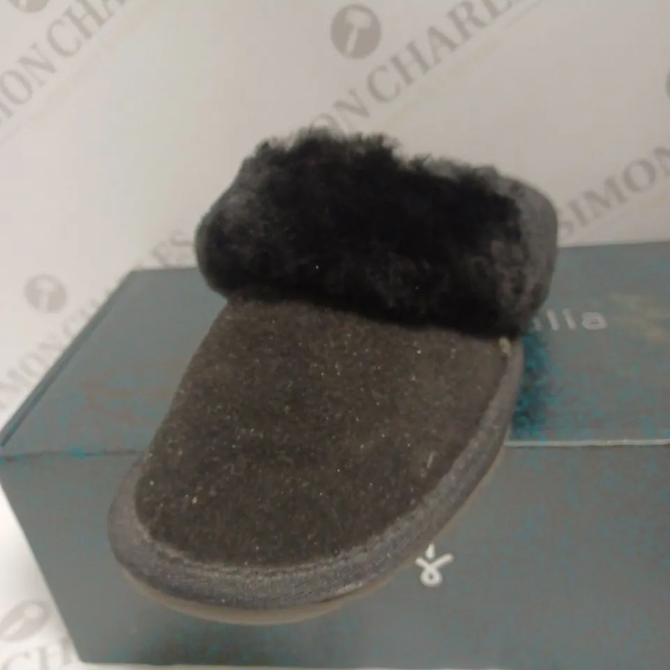 BOXED EMU AUSTRALIA NEST SLIPPERS, BLACK - SIZE 5