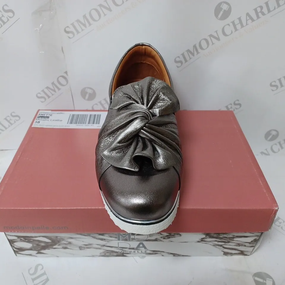 BOXED PAIR OF MODA IN PELLE ANETTE TWIST TRAINER PEWTER/METALIC SIZE 5