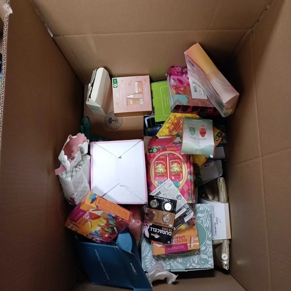 BOX OF APPROXIMATELY 20 COSMETIC GOFT SETS INCLUDING: FACEFACTS, KOLLO COLLAGEN AND SK IN