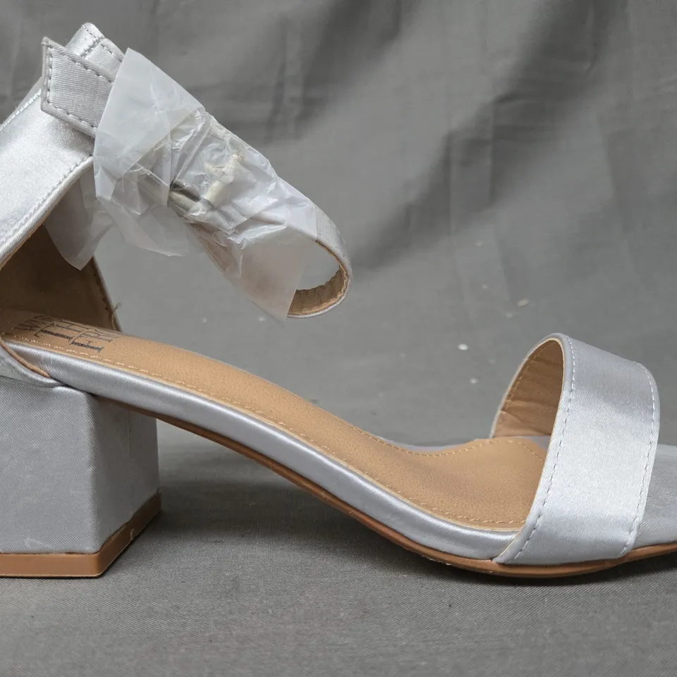 BOXED PAIR OF WHERE'S THAT FROM WOMEN'S MID BLOCK HEEL OPEN TOE SANDALS IN SILVER UK SIZE 5