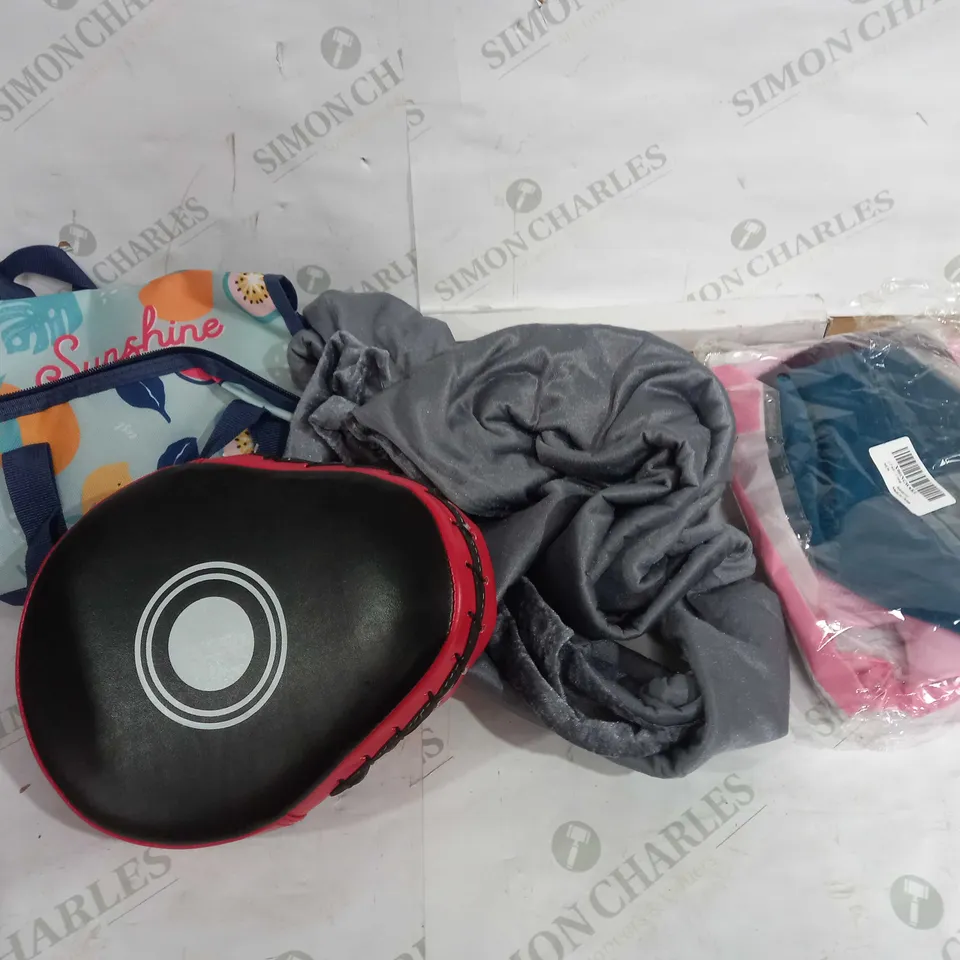 LOT OF APPROX 5 ASSSORTED ITEMS TO INCLUDE LUNCH COOLER, SPARRING PAD, HOT WATER BOTTLES ETC