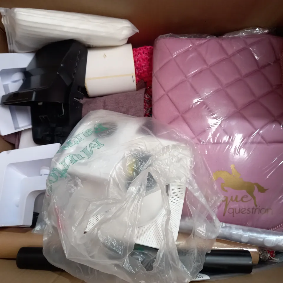 BOX OF APPROXIMATELY 15 ASSORTED ITEMS TO INCLUDE - NEW YORK CITY MUG - MICROWAVE TURNTABLE - PENGUIN DURABLE BAG ECT