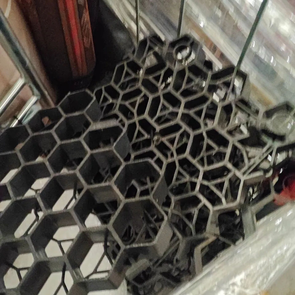 CAGE OF ASSORTED HOUSEHOLD ITEMS TO INCLUDE FLEXI WOOD EFFECT TILES, PLANTERS, BUBBLE WRAP AND HEX TRAYS