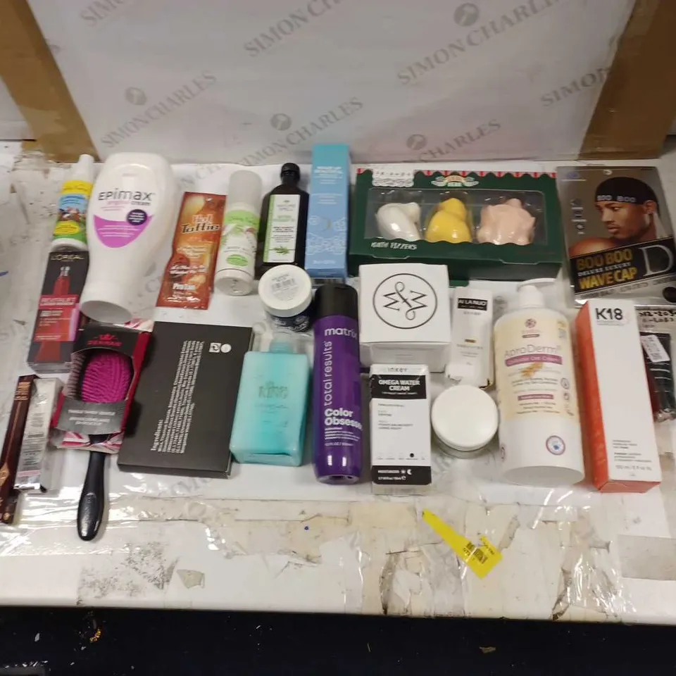 LOT OF APPROX 20 ASSORTED HEALTH AND BEAUTY PRODUCTS TO INCLUDE CENTRAL PERK BATH FIZZERS, NATURE SPELL NATURAL ROSEMARY OIL, AND K18 HAIR MASK ETC. 