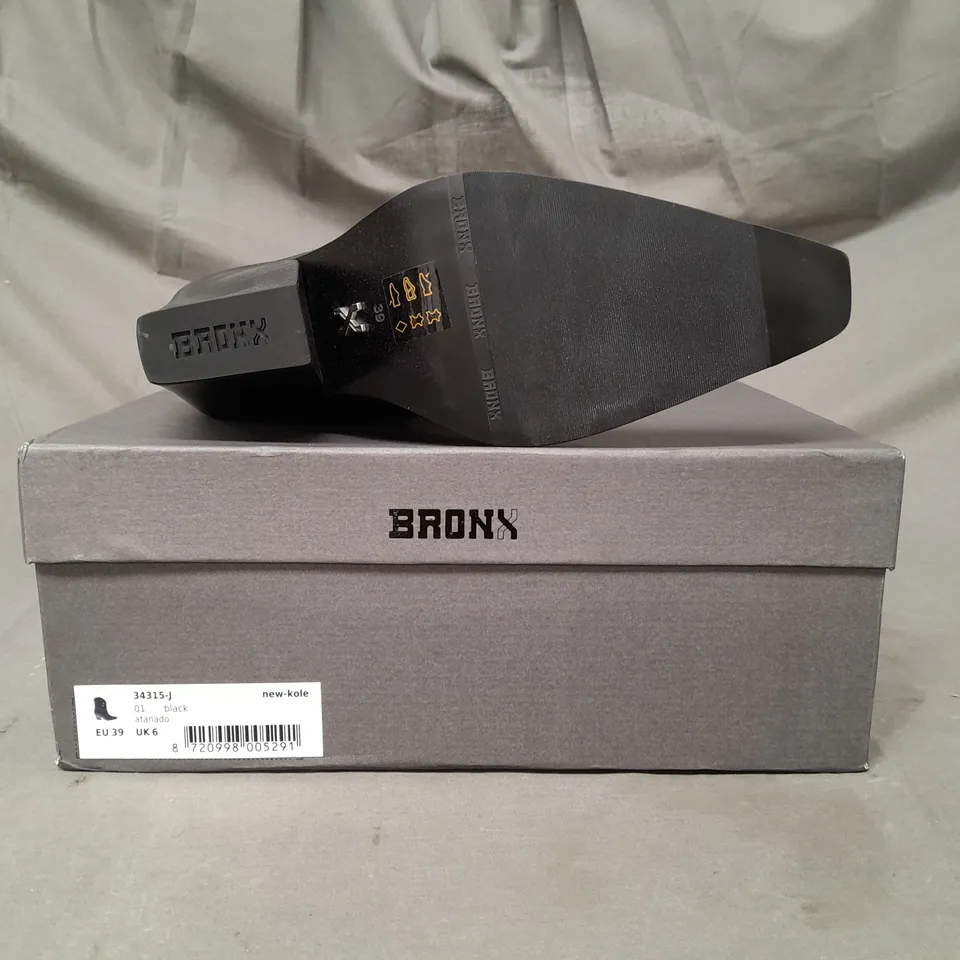 BOXED PAIR OF BRONX WESTERN STYLE BLOCK HEEL BOOTS IN BLACK UK SIZE 6