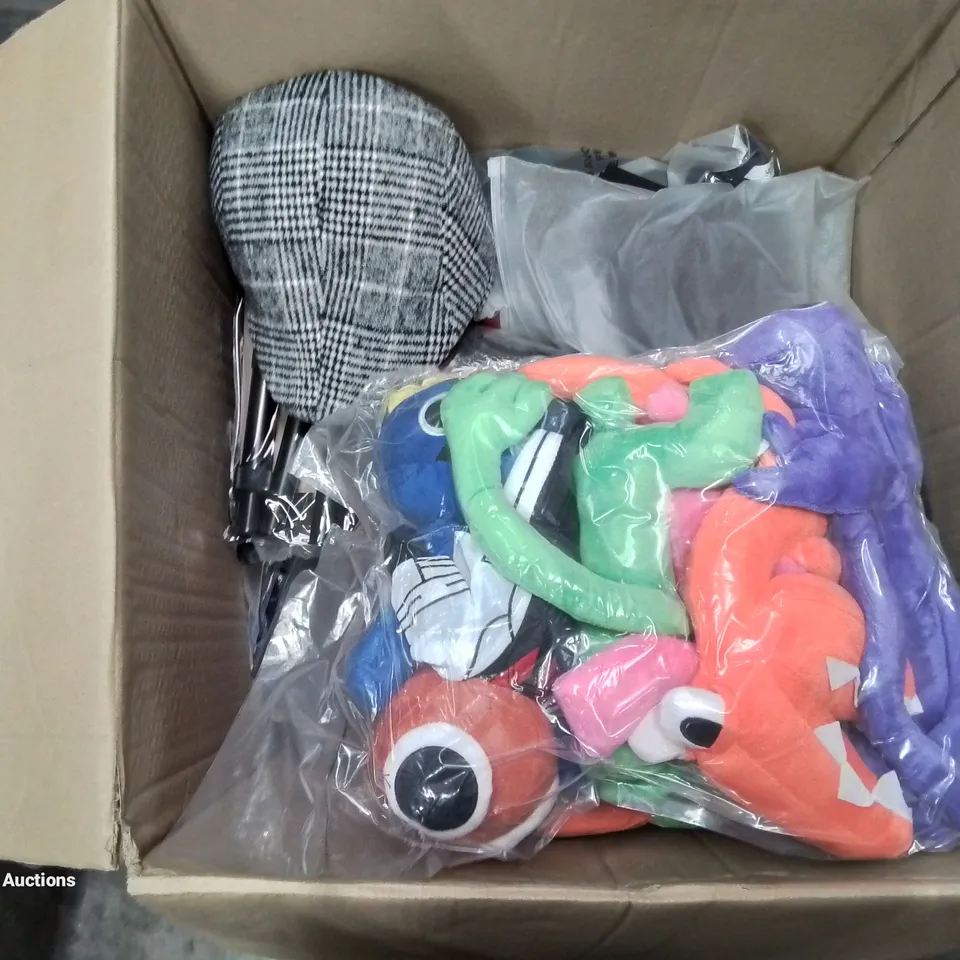 A BOX OF VARIOUS ITEMS TO INCLUDE - 3 VAC PACKED BAGS OF KIDS TEDDY'S VARIOUS T SHIRTS A PARASOL COVER AND A VARIOUS PAIRS OF LEGGINGS 