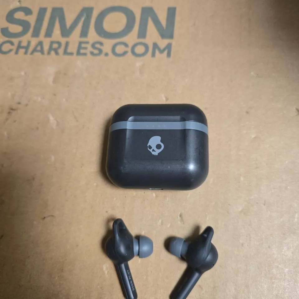 SKULLCANDY TRUE WIRELESS EARBUDS WITH CASE – BLACK 