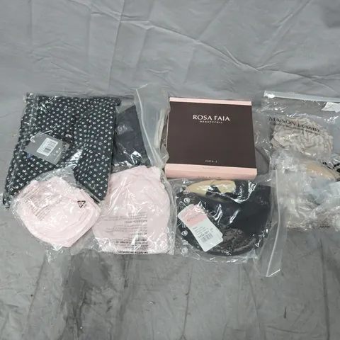 APPROXIMATELY 20 ASSORTED CLOTHING ITEMS IN VARIOUS COLOURS, SIZES, AND STYLES TO INCLUDE BRANDS SUCH AS ROSA FAIA, CYBERJAMMIES, MAISON LEJABY, ETC