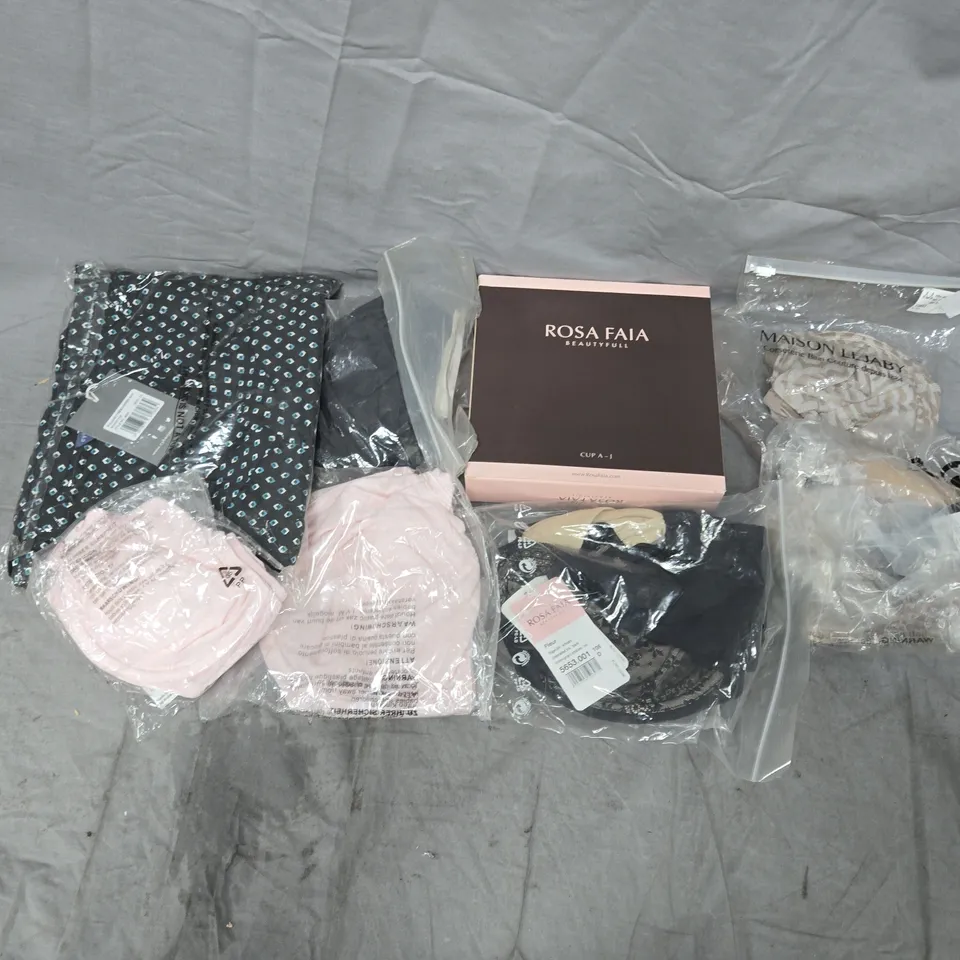 APPROXIMATELY 20 ASSORTED CLOTHING ITEMS IN VARIOUS COLOURS, SIZES, AND STYLES TO INCLUDE BRANDS SUCH AS ROSA FAIA, CYBERJAMMIES, MAISON LEJABY, ETC