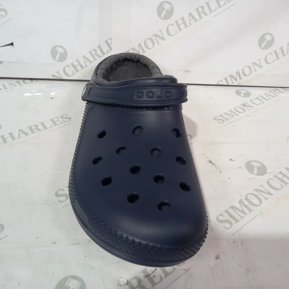 PAIR OF CROCS CLASSIC LINED CLOGS IN NAVY/CHARCOAL UK SIZE M11/W12