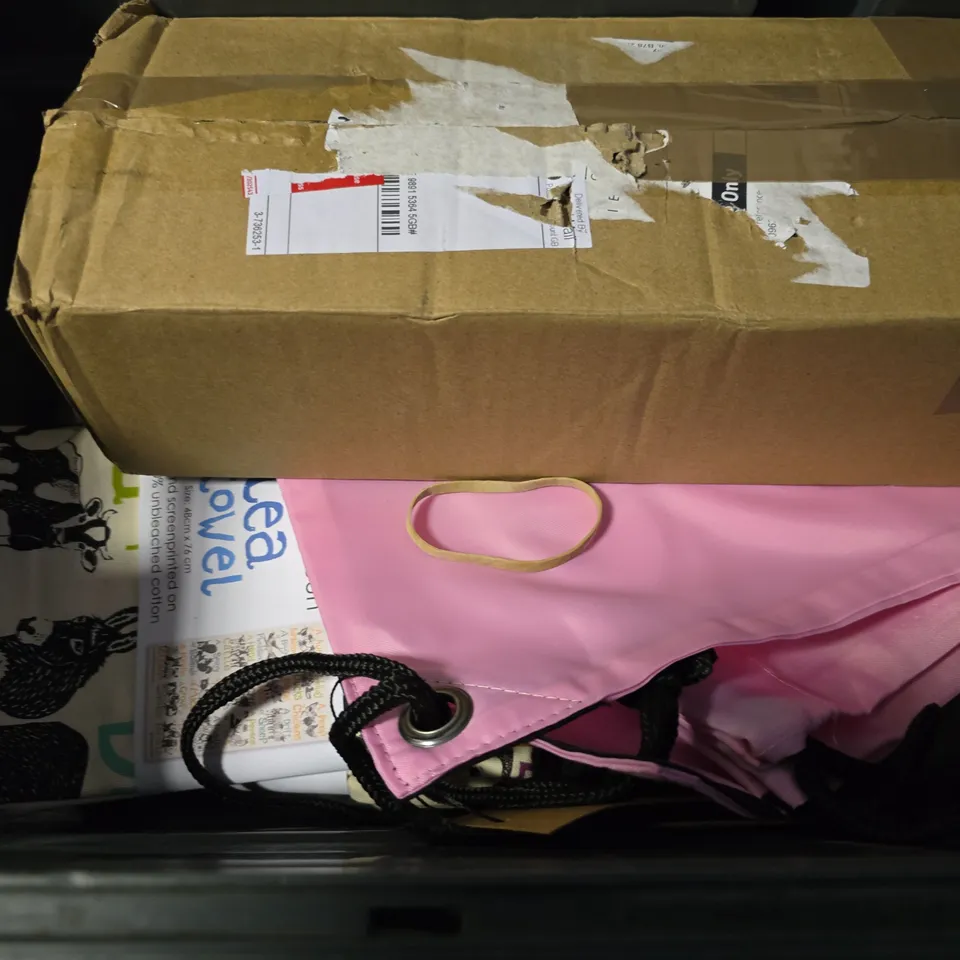 APPROXIMATELY 7 ASSORTED ITEMS TO INCLUDE - TEA TOWELS , JOBST ULCER CARE ETC