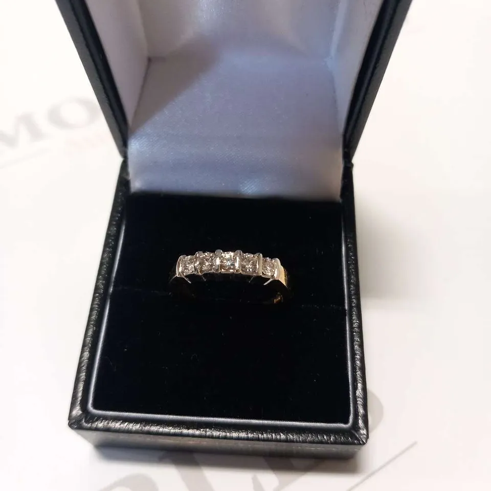 18CT GOLD FIVE STONE RING, BAR-SET WITH NATURAL DIAMONDS
