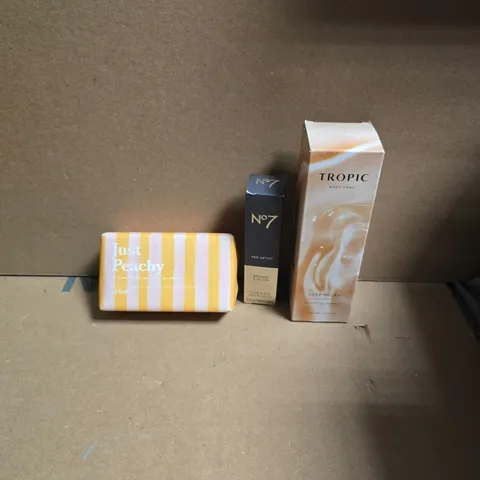 APPROXIMATELY 15 ASSORTED HEALTH & BEAUTY PRODUCTS TO INCLUDE TROPIC DEEP RELAX MASSAGE OIL, NO7 FACE & EYE MULTI STICK, JUST PEACHY SOAP BAR ETC - COLLECTION ONLY