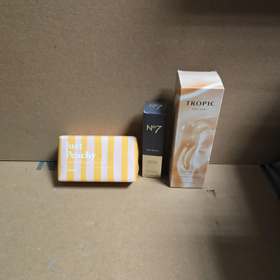 APPROXIMATELY 15 ASSORTED HEALTH & BEAUTY PRODUCTS TO INCLUDE TROPIC DEEP RELAX MASSAGE OIL, NO7 FACE & EYE MULTI STICK, JUST PEACHY SOAP BAR ETC - COLLECTION ONLY 