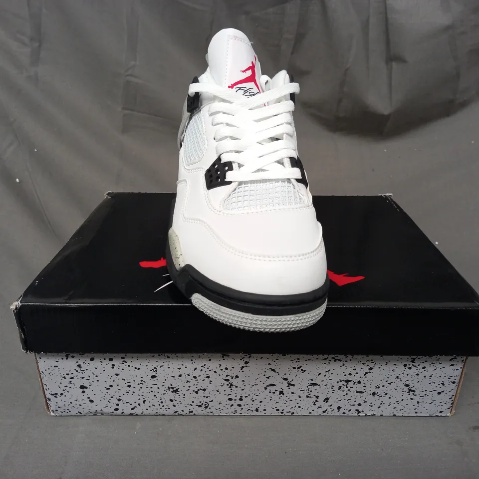 BOXED PAIR OF NIKE AIR JORDAN 4 RETRO SHOES IN WHITE/GREY UK SIZE 8.5