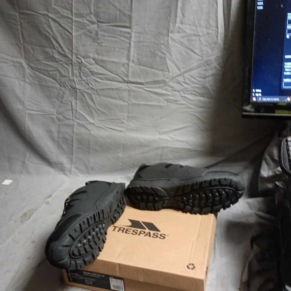 TRESPASS FINLEY LOW CUT 20 BLACK / GOLDEN BROWN MEN'S HIKING SHOES, UK 10