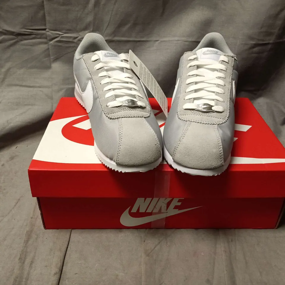BOXED PAIR OF NIKE CORTEZ TXT SNEAKERS – SILVER/WHITE, UK 7 (US 8)
