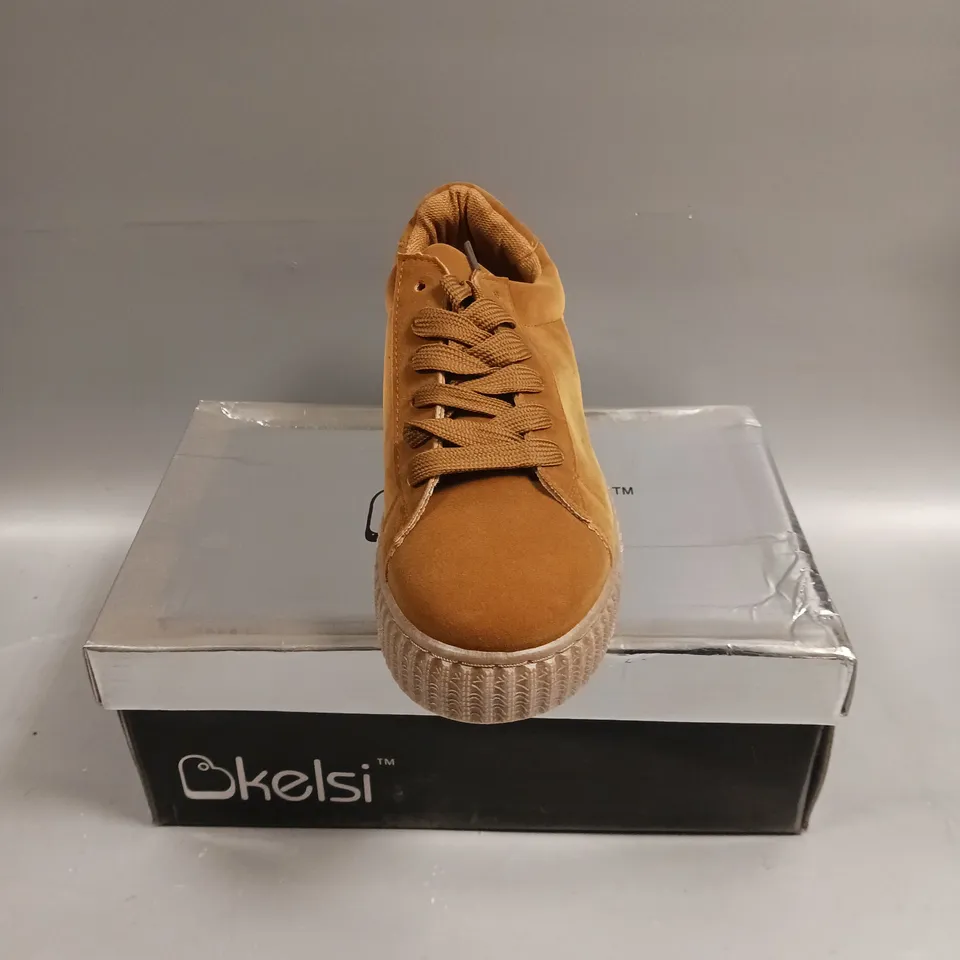 BOXED PAIR OF BKELSI Y118 WEDGE TRAINERS IN CAMEL - 5