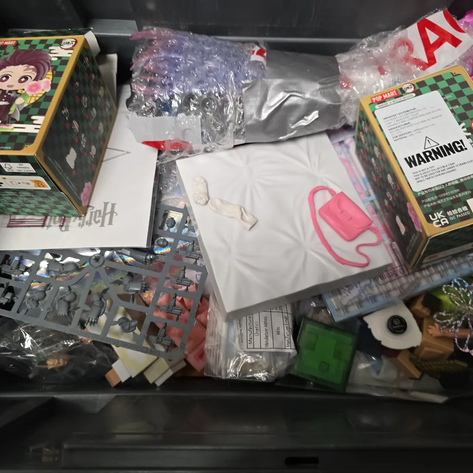 APPROXIMATELY 10 ASSORTED TOYS & GAMES TO INCLUDE -EVEE CAMERA HOLDER , SPIDERMAN BEARBRICK ETC