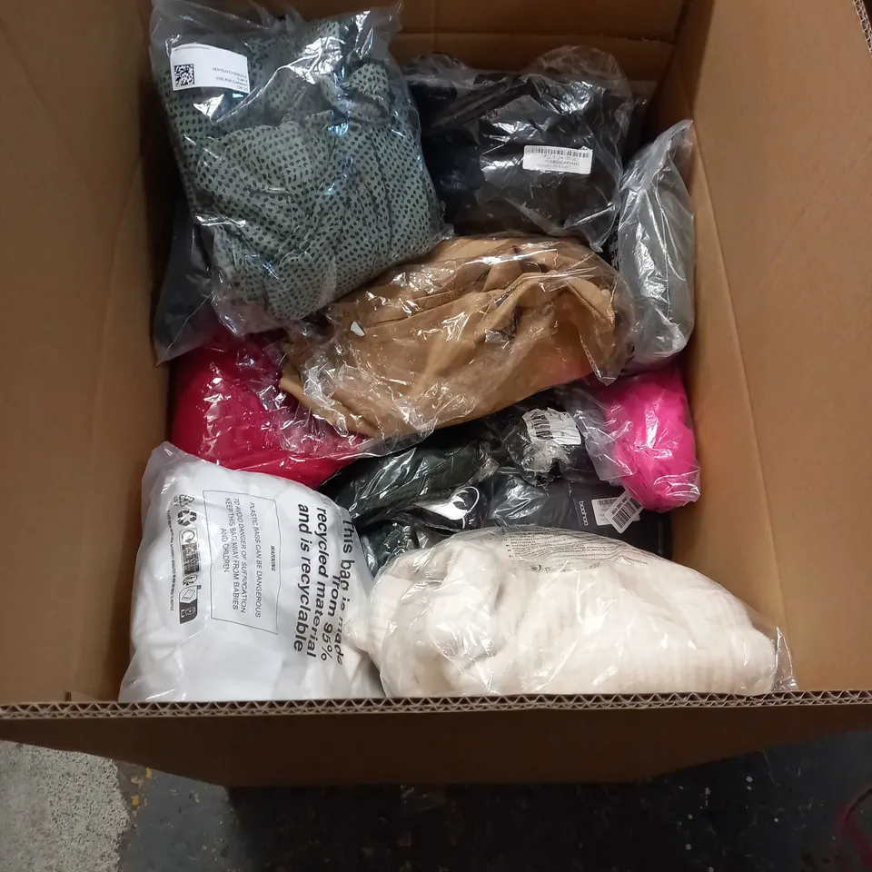 LOT OF APPROX 20 ASSORTED CLOTHING ITEMS VARYING IN SIZE/COLOUR/STYLE TO INCLUDE: TROUSERS, SKIRTS, TOPS