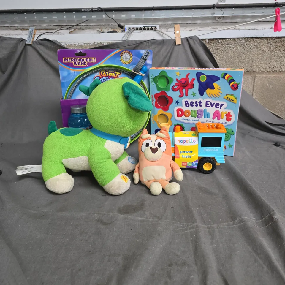 CAGE CONTAINING A LARGE QUANTITY OF KIDS TOYS AND GAMES TO INCLUDE INCREDIBUBBLE WAND, BEST EVER DOUGH ART, HAPELLO POWER TRAIN, GREEN TALKING/STORY TIME DOG TOY, BLUEY SOFT TOY ETC