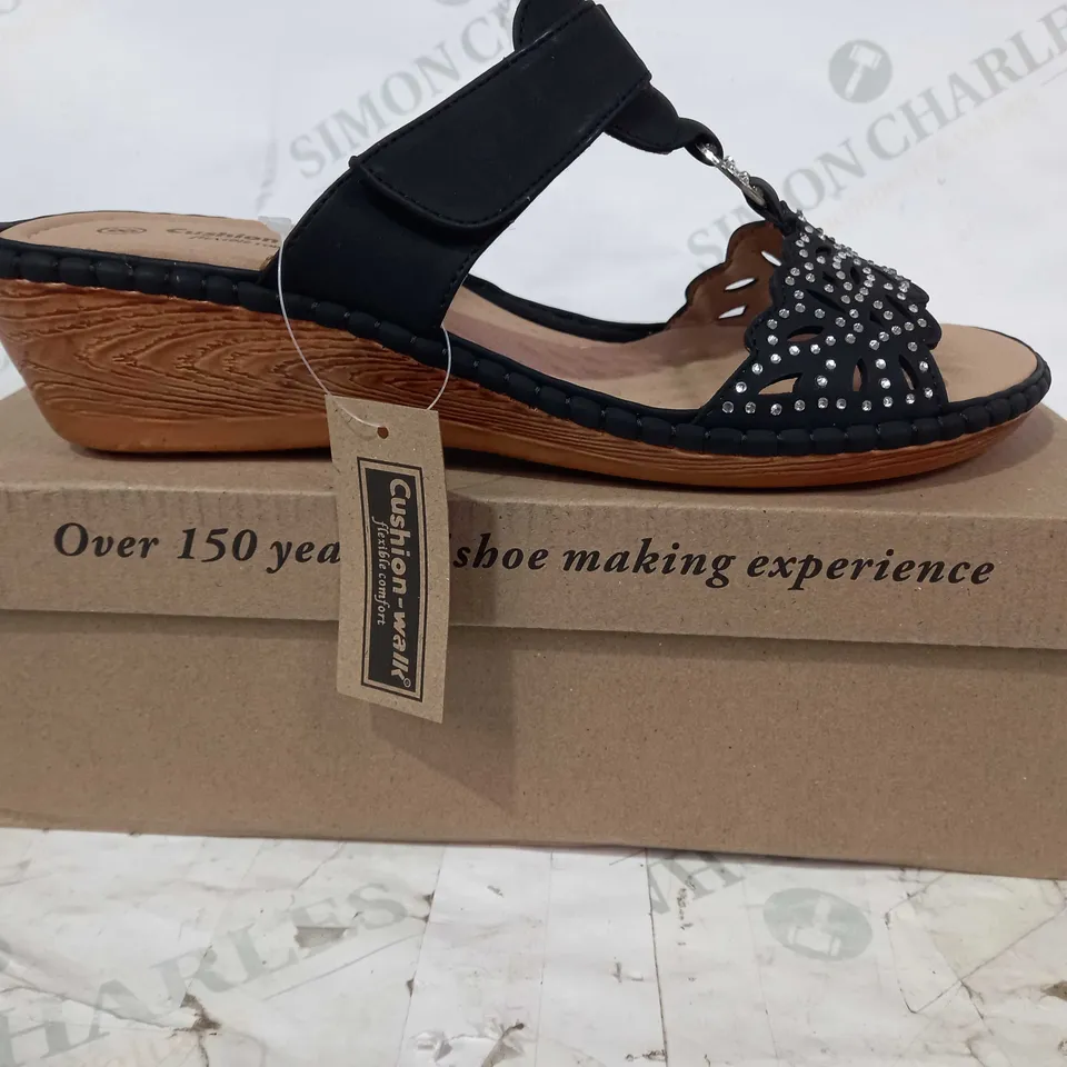 BOXED PAIR OF CUSHION WALK WEDGE SANDALS IN BLACK W. JEWEL EFFECT UK SIZE 8