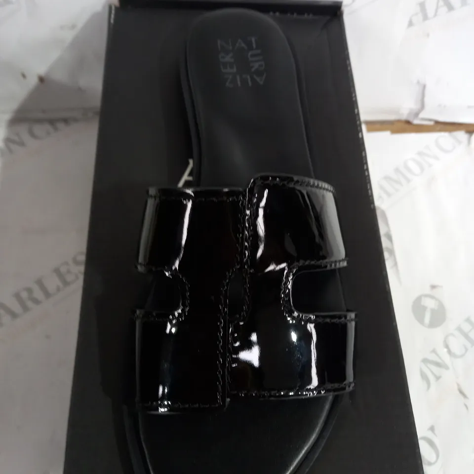 BOXED PAIR OF NATURALIZER SANDALS SIZE 6