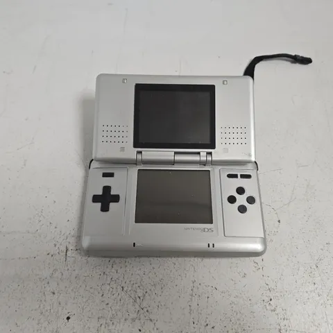 NINTENDO DS NTR-001 HANDHELD GAMES CONSOLE IN SILVER