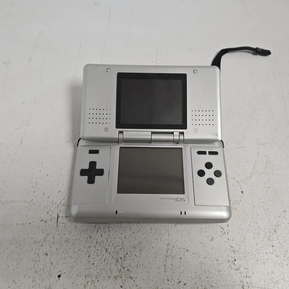 NINTENDO DS NTR-001 HANDHELD GAMES CONSOLE IN SILVER