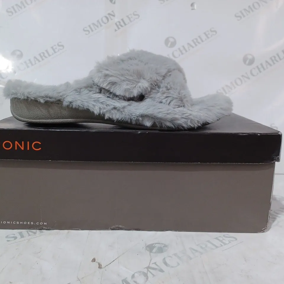 BOXED PAIR OF VIONIC SLIPPERS IN LIGHT GREY SIZE 8