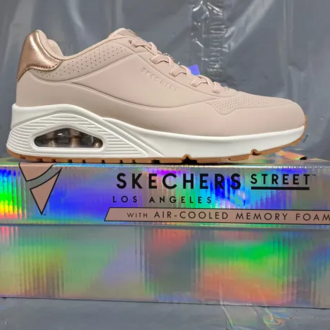 BOXED PAIR OF SKECHERS WOMEN'S SHOES IN PALE PINK/ROSE GOLD SIZE UK 7