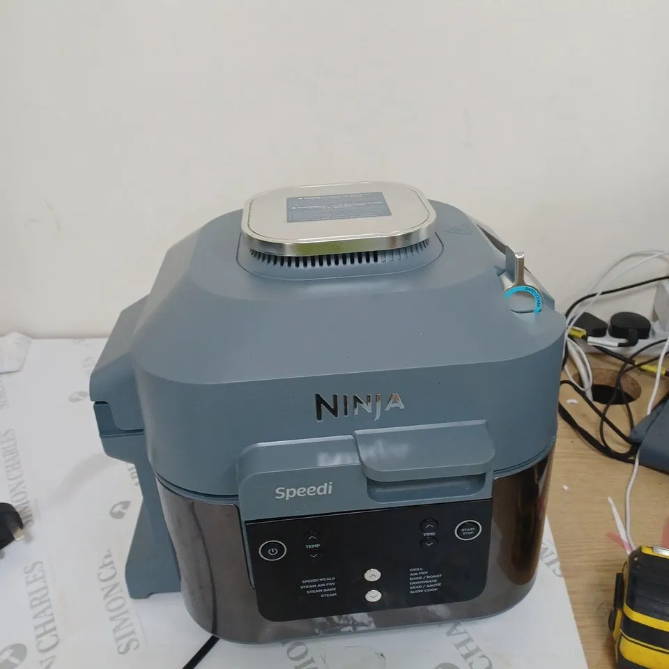 BOXED NINJA SPEEDI 10-IN-1 5.7L RAPID-COOKER & AIR FRYER ON400UK