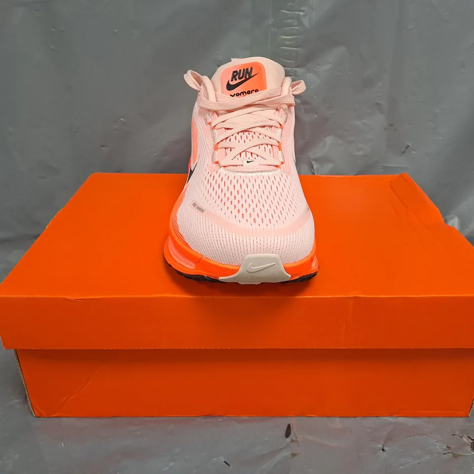 BOXED PAIR OF NIKE VOMERO 18 TRAINERS IN PINK/CORAL SIZE UK 7