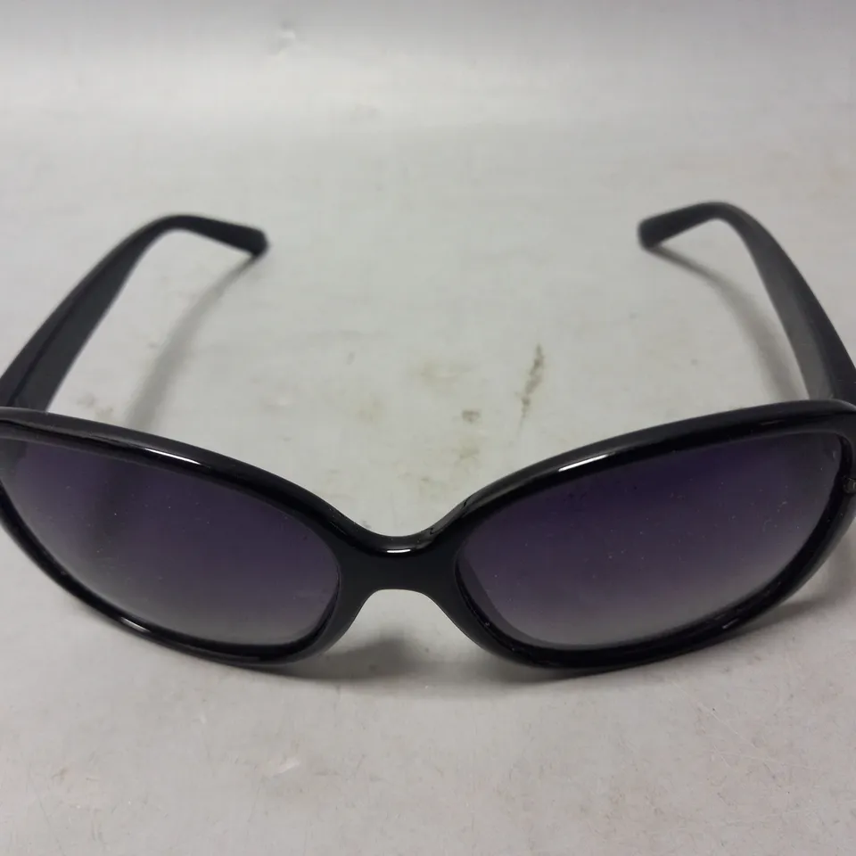 KAREN MILLEN SUNGLASSES IN BLACK FRAME W. PURPLE/GREY GRADIENT LENS