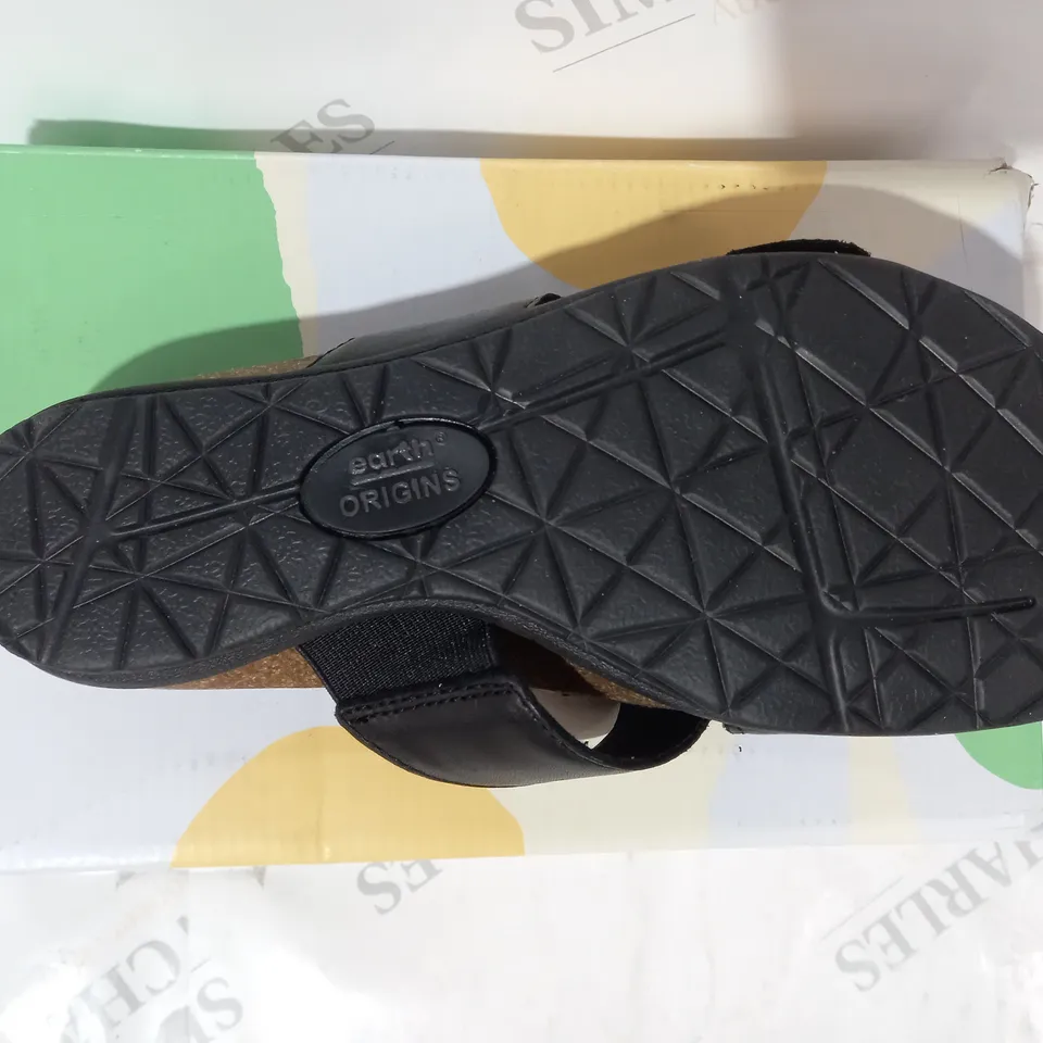 BOXED PAIR OF EARTH ORIGINS OPEN TOE SANDALS IN BLACK UK SIZE 4