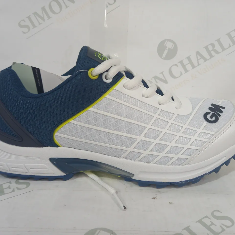 BOXED PAIR OF GM CRICKET FOOTWEAR SHOES IN WHITE/BLUE UK SIZE 4
