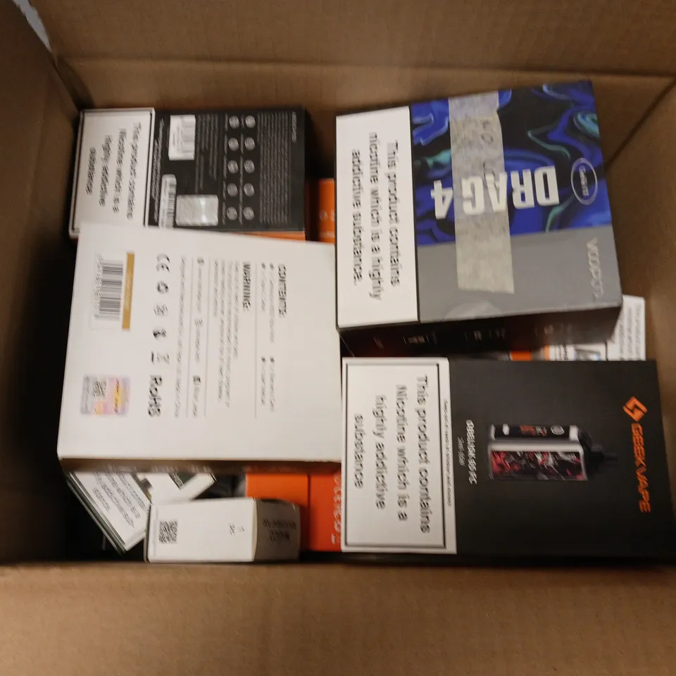 APPROXIMATELY 20 VAPES, E-CIGARETTES & ACCESSORIES TO INCLUDE GEEKVAPE OBELISK 65 FC, VOOPOO DRAG 4, MAGICO REPLECAMENT POD, ETC