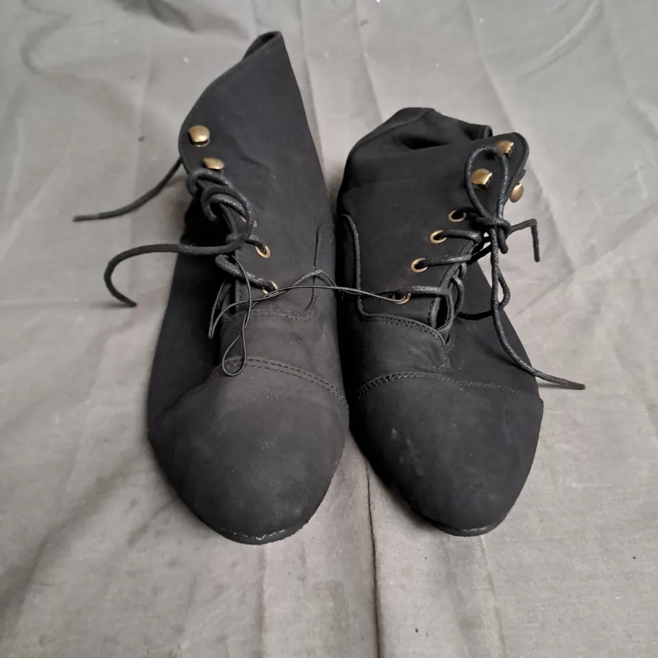 BOXED LOT OF APPROX. 20 PAIRS OF LADIES BLACK BOOTS. VARIOUS SIZES