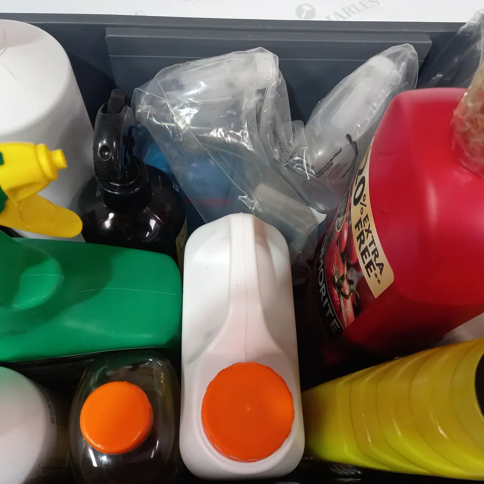 LOT OF APPROXIMATELY 10 ASSORTED HOUSEHOLD ITEMS TO INCLUDE MEGUIAR'S ULTIMATE WASH & WAX, LEVINGTON TOMORITE TOMATO FOOD, TURTLEWAX ZIPWAX, ETC