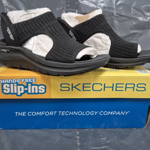 BOXED PAIR OF SKECHERS ARCH FIT SANDALS IN BLACK SIZE 7