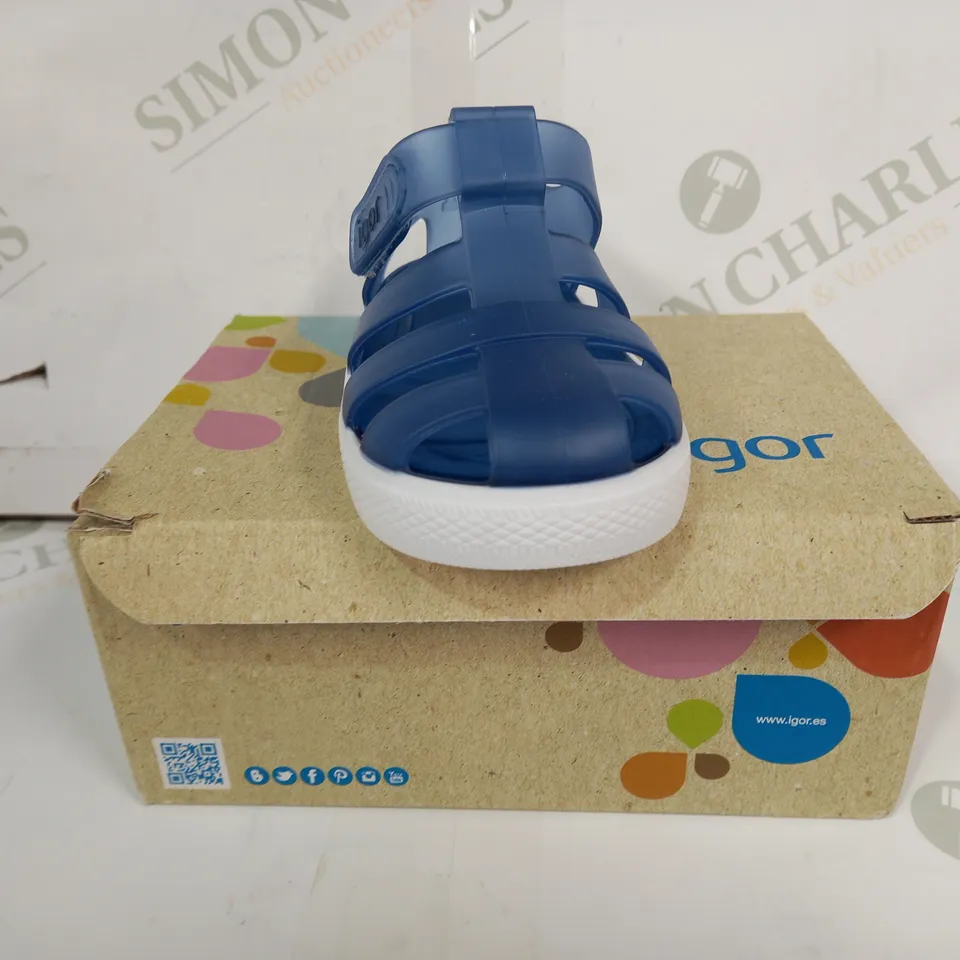 BOXED PAIR OF IGOR STAR INFANT SALDALS IN NAVY EU SIZE 21