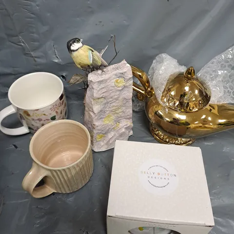 APPROXIMATELY 6 ASSORTED HOUSEHOLD ITEMS TO INCLUDE ORNAMENTS, MUGS, GLASSES ETC 