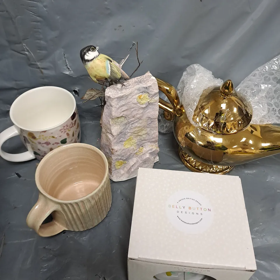 APPROXIMATELY 6 ASSORTED HOUSEHOLD ITEMS TO INCLUDE ORNAMENTS, MUGS, GLASSES ETC 